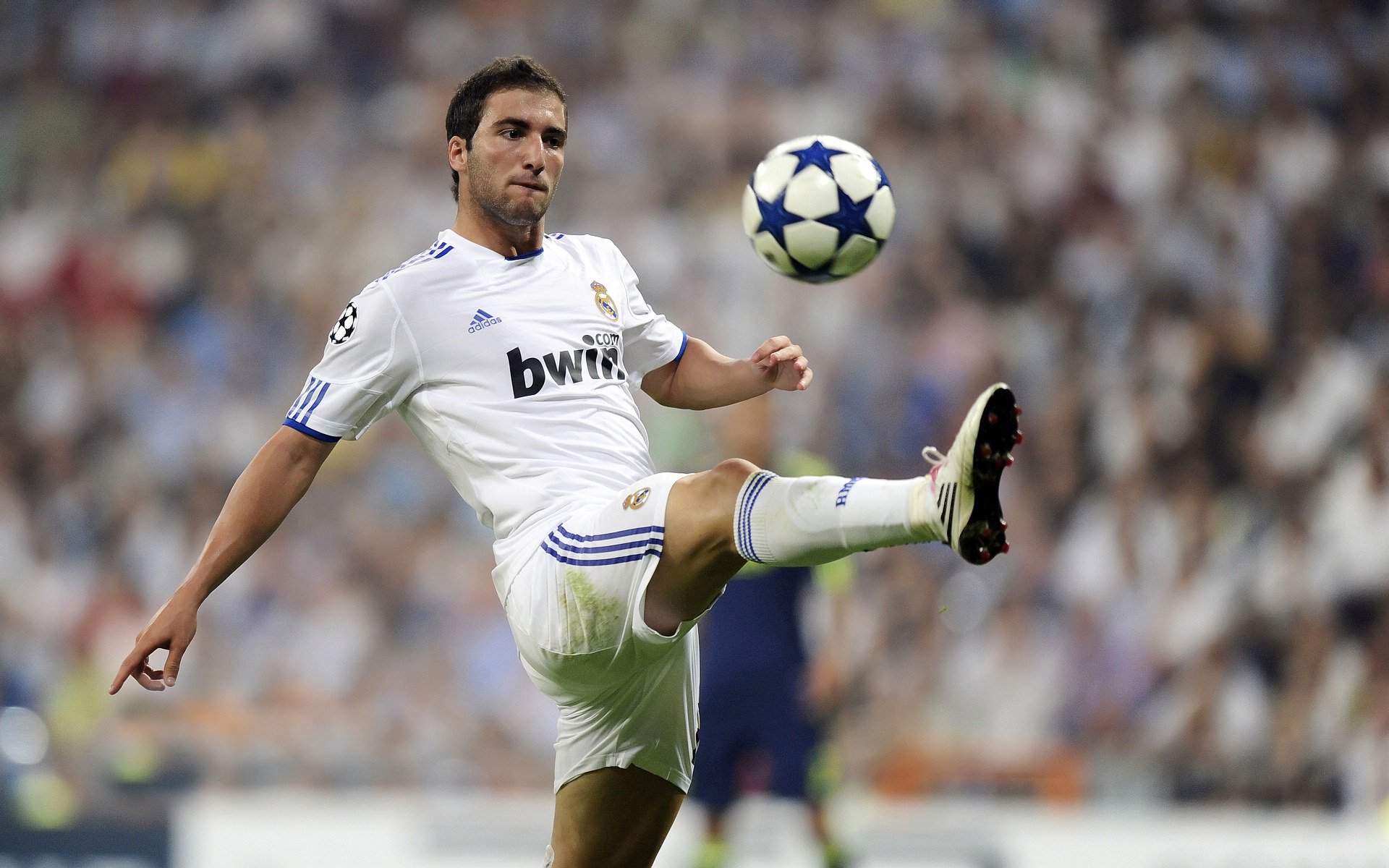 史上“最硬核”防守:他连续多场封堵对手得分线,成为比赛中的“黑暗骑士”!